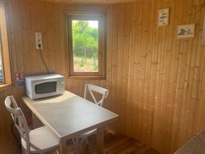 Chalets La Feuille - Cabane isolee avec vue sur etang, terrasse privee & peche : photos des chambres