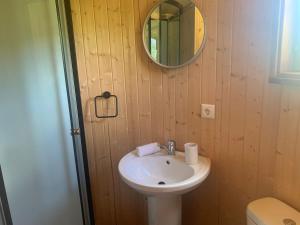 Chalets La Feuille - Cabane isolee avec vue sur etang, terrasse privee & peche : photos des chambres
