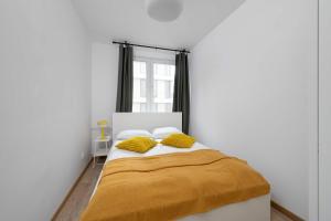 Large Apartment in Wrocław Center on the Market with 3 Bedrooms and Balcony by Noclegi Renters