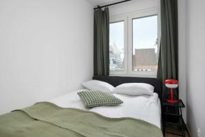 Large Apartment in Wrocław Center on the Market with 3 Bedrooms and Balcony by Noclegi Renters