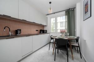 Large Apartment in Wrocław Center on the Market with 3 Bedrooms and Balcony by Noclegi Renters