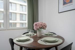 Large Apartment in Wrocław Center on the Market with 3 Bedrooms and Balcony by Noclegi Renters