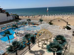 Апартамент в КК "Елените" с фронтална гледка море, разположен на самия плаж