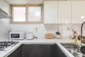 Urban Hanok Ee-um Dongdaemun Private Modern Hanok Stay for 6-8 people