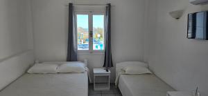 Triple Room with Pool View room in Caldera View Resort