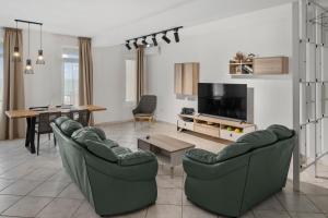 Penthouse with Seaview Private Beach and Parking