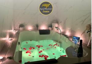 Appartements Le Moment Bien-Etre - jacuzzi privatif, terrasse et parking gratuit au centre de Saint-Omer : Appartement 1 Chambre avec Baignoire Spa