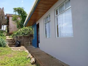 House with viewpoint in the Pacific
