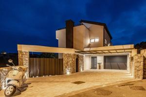 Villa Betelgeuse Supernova