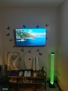 Secure 1 bedroom + lounge & 24hr cafeteria service