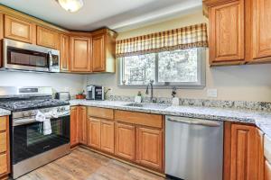 8 Mi to Big Bear Lake Family Home with Yard!