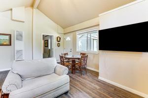 8 Mi to Big Bear Lake Family Home with Yard!