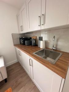 Luxury fully Self-Contained Studio with Private Bathroom and Kitchen R4