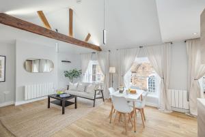 Bright Apartments Near Farnham Castle by StayStayStay - 3hvězdičkové hotely ve městě Farnham