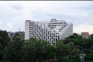 Secure 1 bedroom + lounge & 24hr cafeteria service