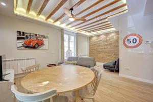 Apartamentos Esquina plaza del Mercado by Clabao