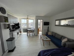 T2 rénové avec cabine, piscine, animaux admis, parking à 500m de la plage - FR-1-106-49