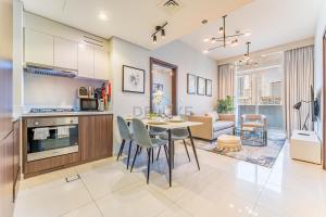 High-Rise 2BR with Dubai Water Canal View, Quick Access to Downtown, Vera Tower, Business Bay by Deluxe Holiday Homes