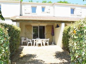 Maisons de vacances Maison Duplex 6 Pers. avec Terrasse, Piscine Chauffee, Parking Gratuit - Vallon-Pont-d'Arc - FR-1-382-55 : photos des chambres