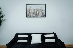 4 Bed Failsworth Home, 3 Bathrooms inc Free Parking-Workspaces-Garden - Ideal for Contractor and Professionals