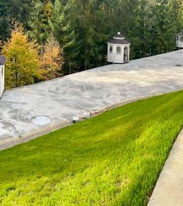 Двокімнатний апартамент на увесь перший поверх котеджу Freeman-3а - це виокремлена незалежна ЧАСТИНА БУДИНКУ з окремим входом з великою тер?