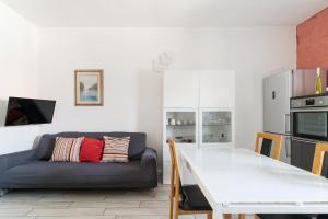 GuestHost - Spacious Apartment in Milano Trenno