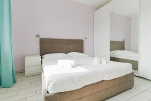 GuestHost - Spacious Apartment in Milano Trenno