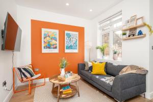 Large 4BR Contractor-Friendly House - Sleeps 10 - Free parking - North London