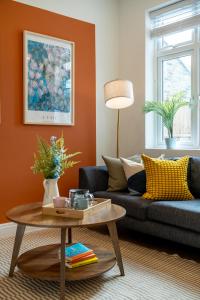 Large 4BR Contractor-Friendly House - Sleeps 10 - Free parking - North London