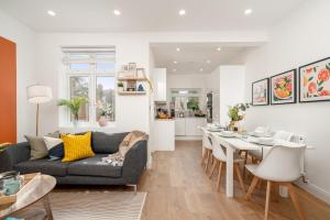 Large 4BR Contractor-Friendly House - Sleeps 10 - Free parking - North London