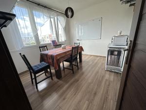 Jungle style 2 lockable bedrooms, 10 mins to center, top floor balcony with Prague view, king-size bed, high speed Internet, coffee