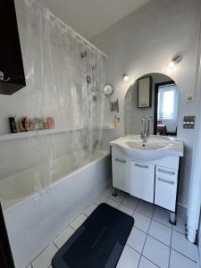 Jungle style 2 lockable bedrooms, 10 mins to center, top floor balcony with Prague view, king-size bed, high speed Internet, coffee