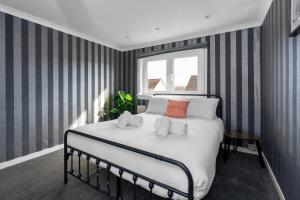 Free Parking - Central - Sleeps 8 - 3 Bedrooms