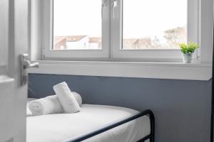 Free Parking - Central - Sleeps 8 - 3 Bedrooms