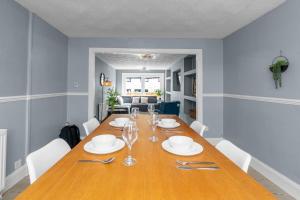 Free Parking - Central - Sleeps 8 - 3 Bedrooms