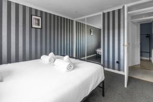 Free Parking - Central - Sleeps 8 - 3 Bedrooms