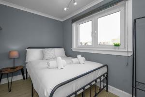 Free Parking - Central - Sleeps 8 - 3 Bedrooms