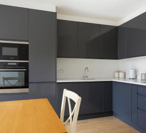 Elegant Flat with Balcony in Finchley