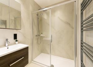 Elegant Flat with Balcony in Finchley