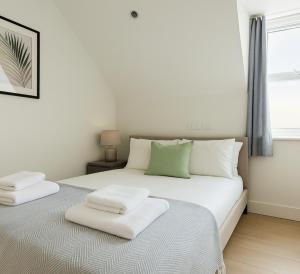 Elegant Flat with Balcony in Finchley