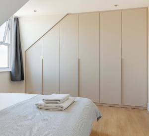 Elegant Flat with Balcony in Finchley