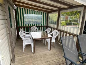 Maisons de vacances Bungalow Confort Gastes Jacuzzi : photos des chambres