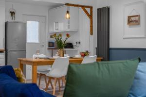 Free Parking - Central - Sleeps 6 - 2 Bedrooms