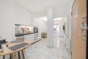 Piraeus Minimal Central 1BR Apartment