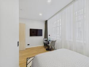 Ground-Level Old Town Studio