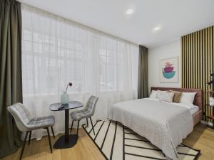 Ground-Level Old Town Studio