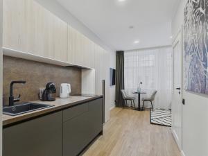 Ground-Level Old Town Studio
