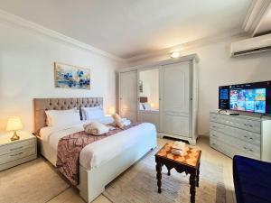 LOrchidée - Suites de Luxe avec Piscine Chauffée et Vue sur le Lac de Tunis