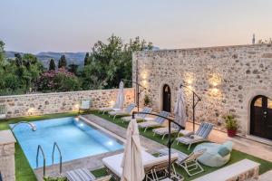 Sun-kissed Hilltop Villa, priv Pool, Scenic Views