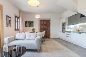 Sun-kissed Hilltop Villa, priv Pool, Scenic Views